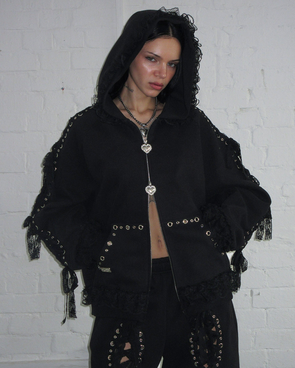 SWEATS COLLECTIVE パーカー ブラック confessions-rhinestone-crop-