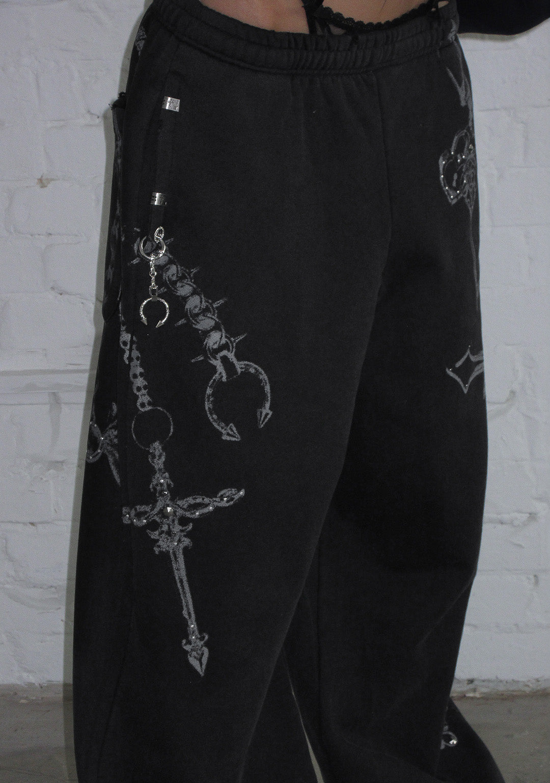 DESTROY STUDDED OVERSIZED SWEATPANTS BLACK VINTAGE WASH