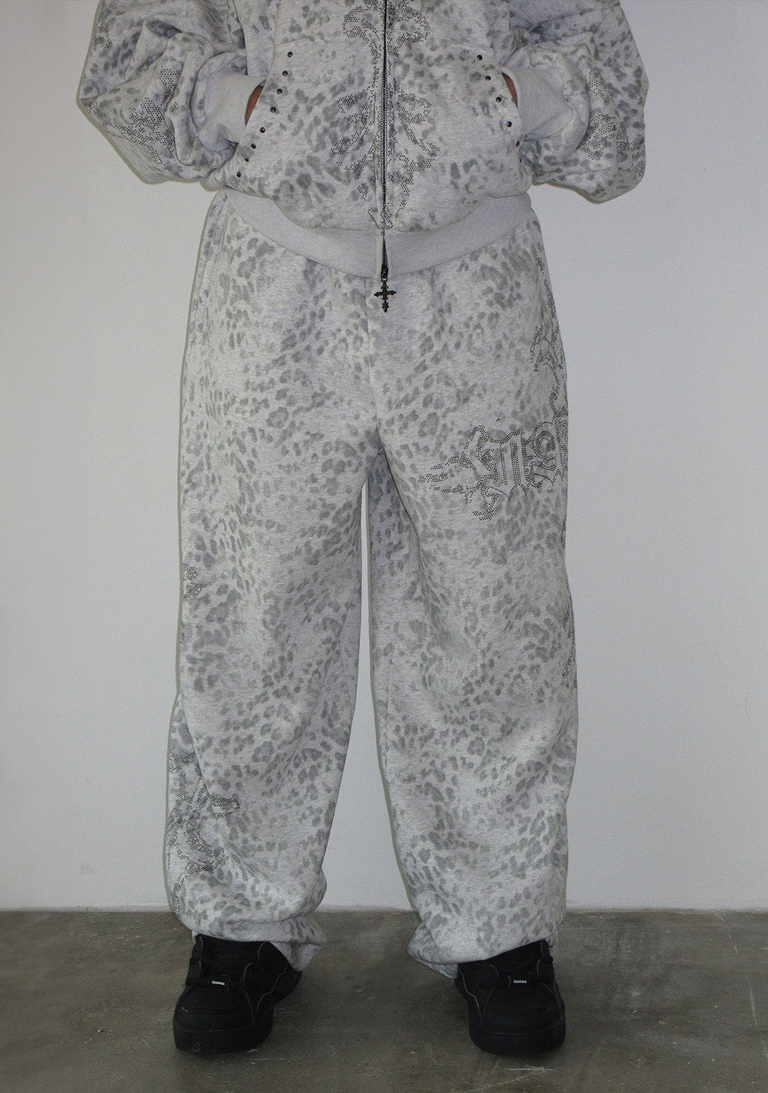 FERAL STUDDED OVERSIZED SWEATPANTS SNOW LEOPARD