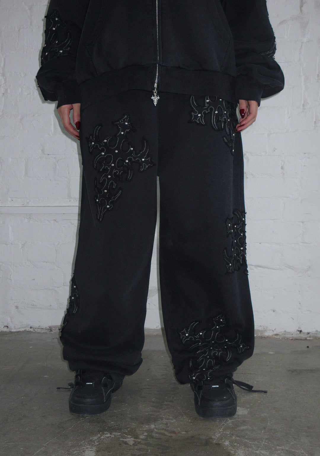 SINNER STUDDED OVERSIZED SWEATPANTS BLACK VINTAGE WASH