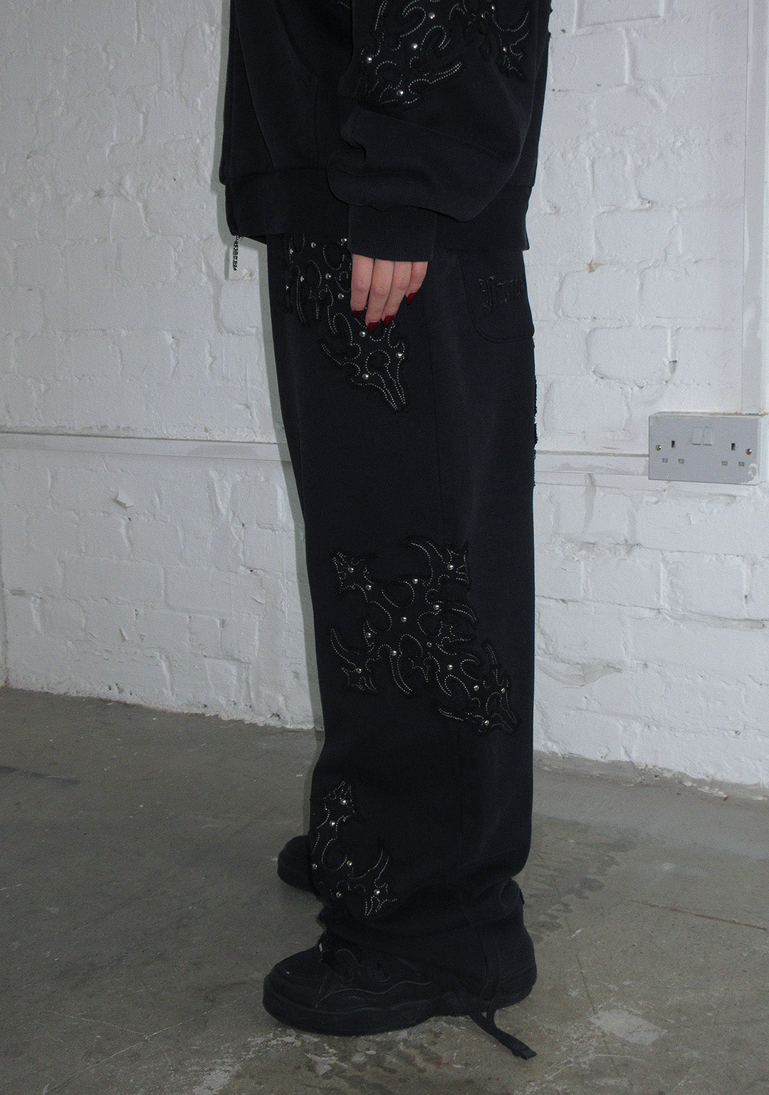 SINNER STUDDED OVERSIZED SWEATPANTS BLACK VINTAGE WASH