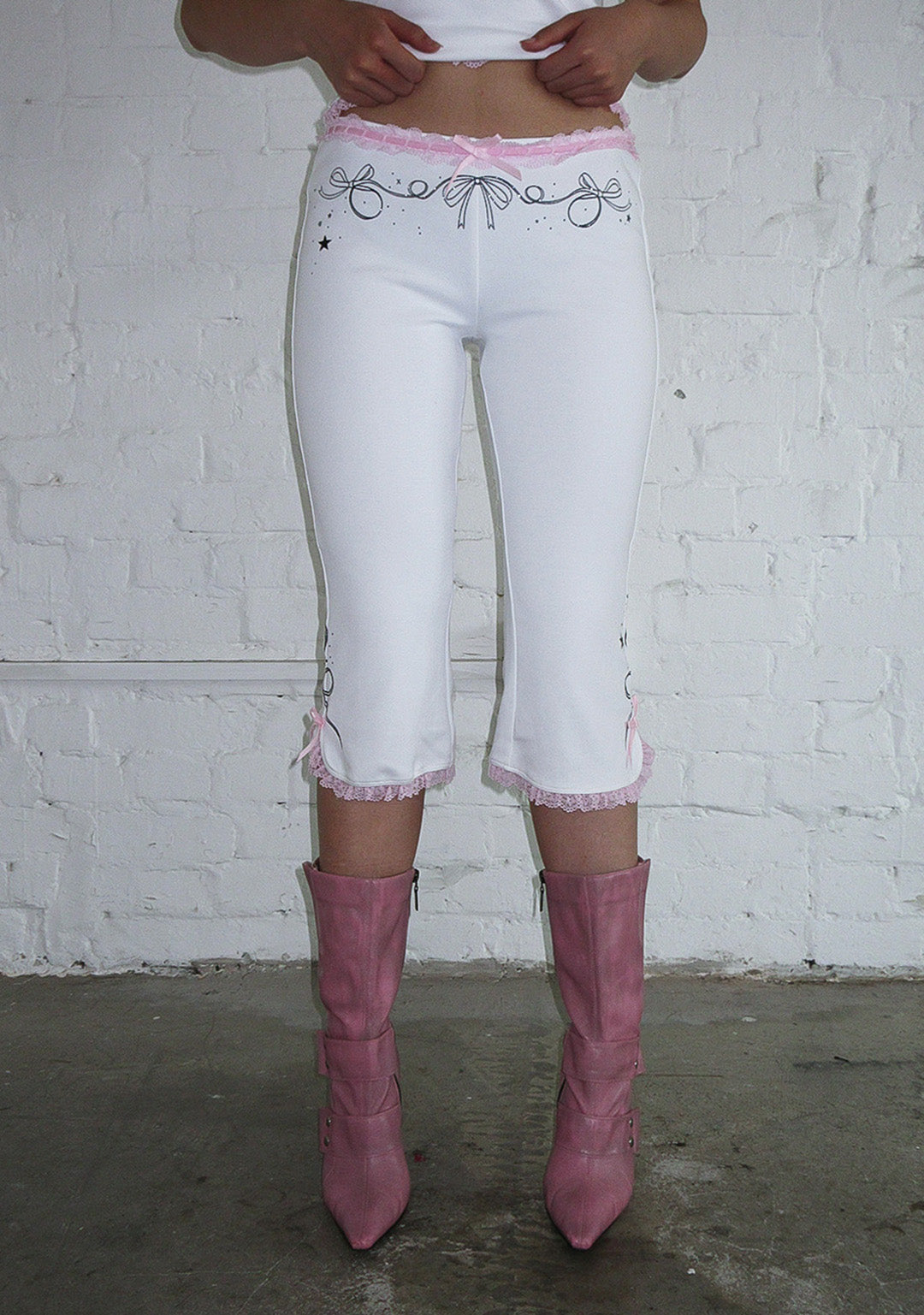 404 ERROR SCULPT STRETCH CAPRI PANTS WHITE