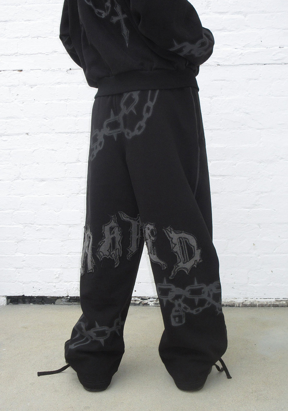 CHAINS OVERSIZED SWEATPANTS BLACK