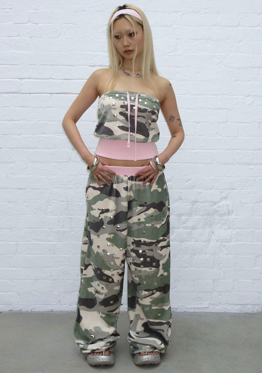 COLLIDE STUDDED VELOUR SWEATPANTS CAMO