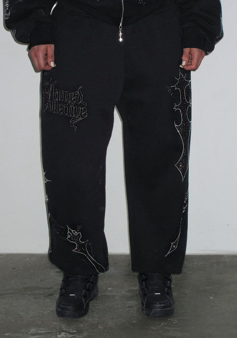 DAGGERS RHINESTONE SWEATPANTS BLACK