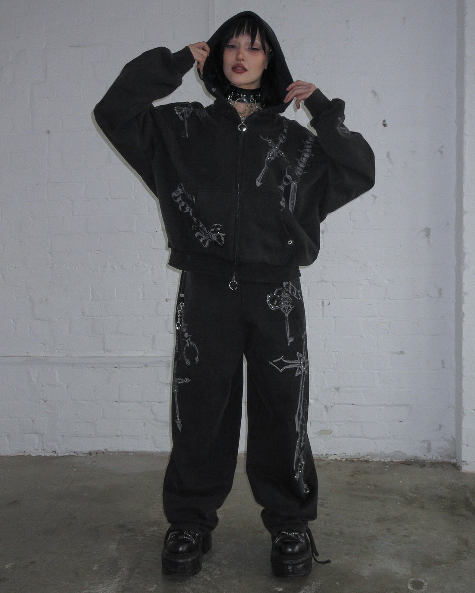DESTROY STUDDED OVERSIZED SWEATPANTS BLACK VINTAGE WASH