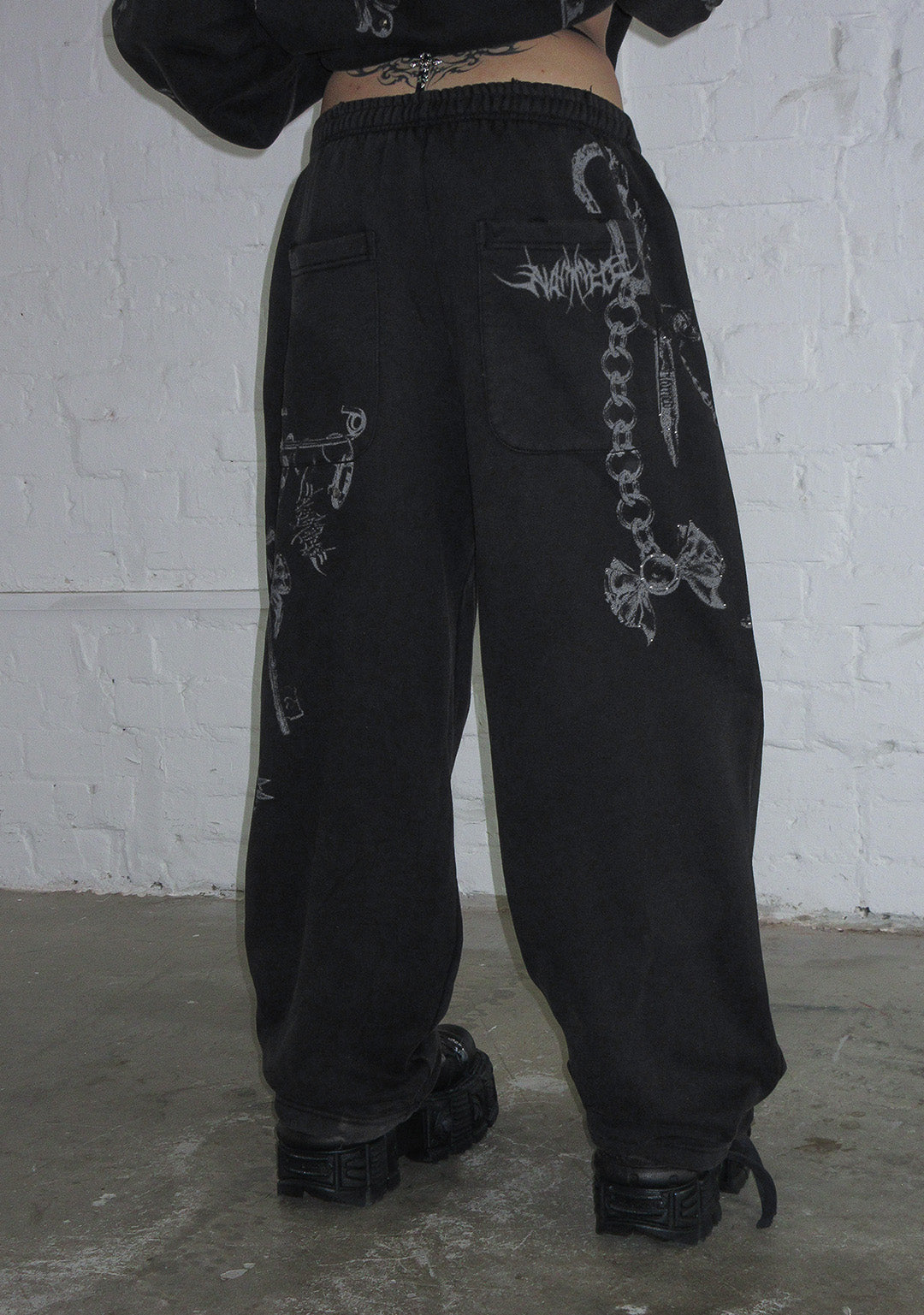 DESTROY STUDDED OVERSIZED SWEATPANTS BLACK VINTAGE WASH