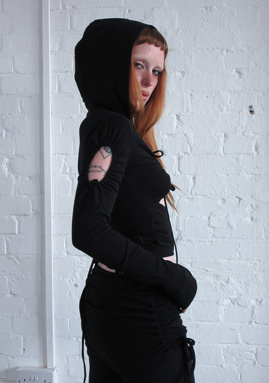 ENVY SCULPT STRETCH TIE HOODIE BLACK