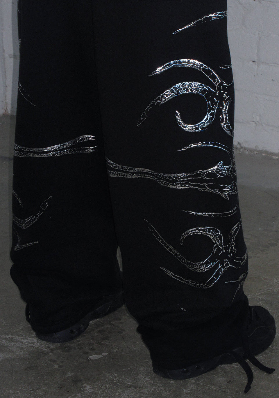EUPHORIA DISTRESSED PRINT CHROME OVERSIZED SWEATPANTS BLACK