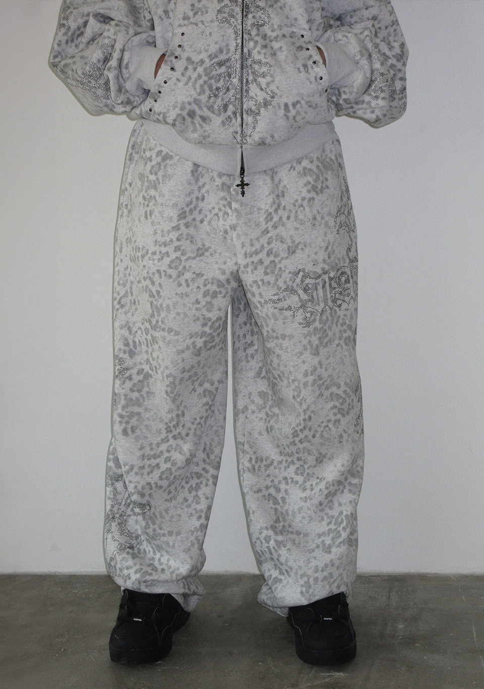 FERAL STUDDED OVERSIZED SWEATPANTS SNOW LEOPARD