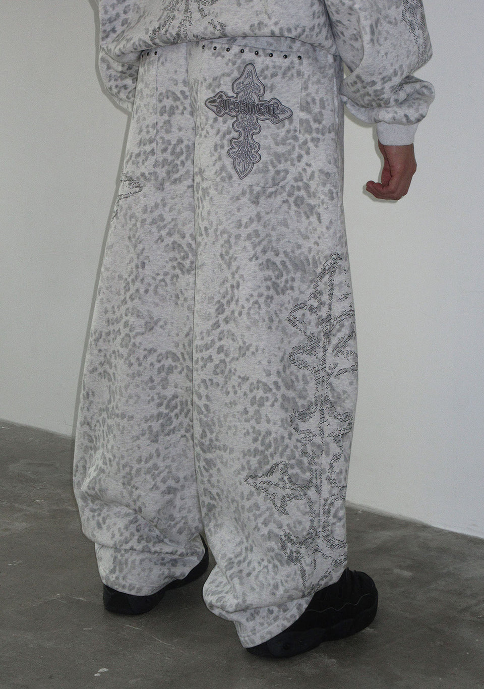 FERAL STUDDED OVERSIZED SWEATPANTS SNOW LEOPARD
