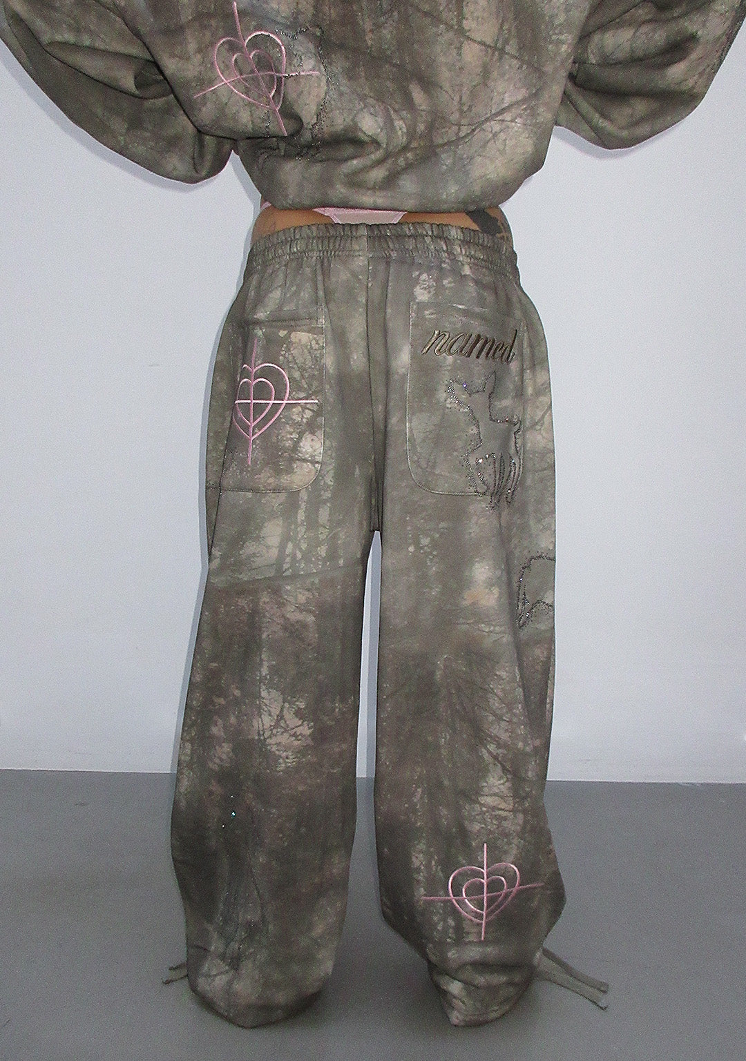 LOVESTRUCK RHINESTONE OVERSIZED SWEATPANTS CAMO