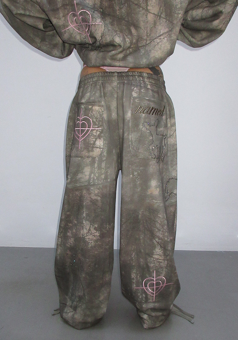 LOVESTRUCK RHINESTONE OVERSIZED SWEATPANTS CAMO