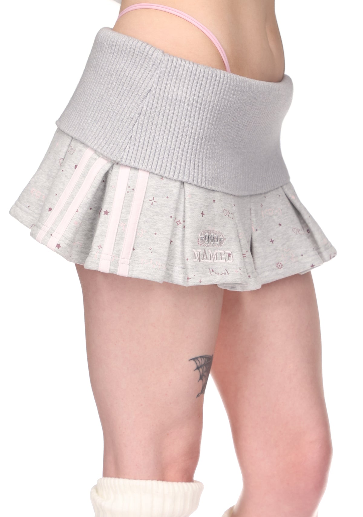 MALFUNCTION SPORTY APPLIQUÉ PLEATED GREY MARL MINI SKIRT