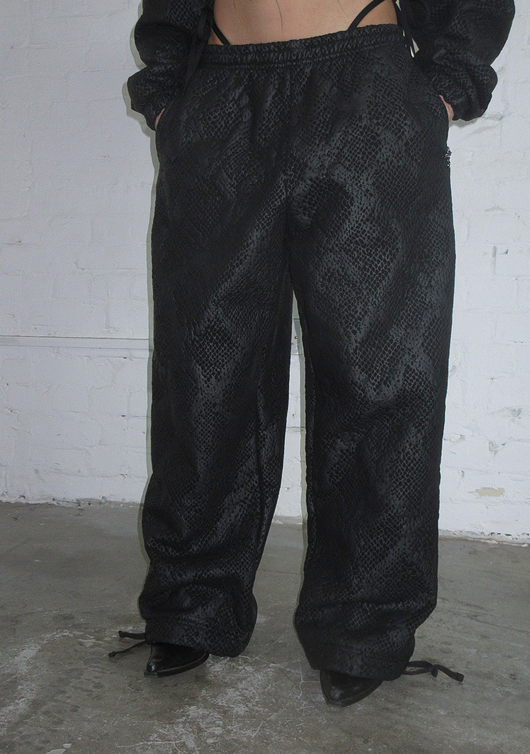 NOCTURNAL SNAKESKIN TEXTURED OVERSIZED SWEATPANTS BLACK