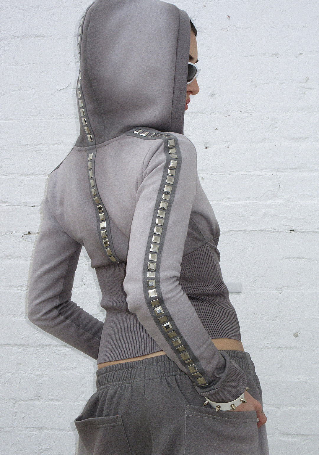 トップス NVRFRGT STUDDED HOODED SWEATSHIRT Rumour Studded Fitted Zip Hoodie Gradient Grey – NAMED COLLECTIVE®