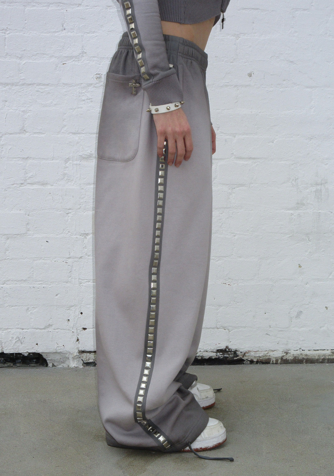 RUMOUR STUDDED OVERSIZED SWEATPANTS GRADIENT GREY