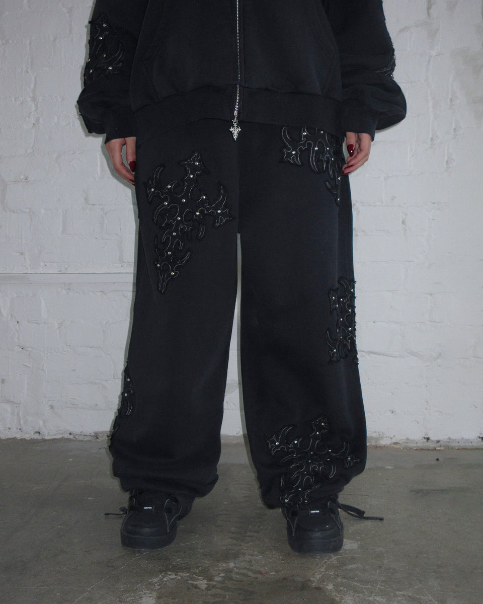 SINNER STUDDED OVERSIZED SWEATPANTS BLACK VINTAGE WASH
