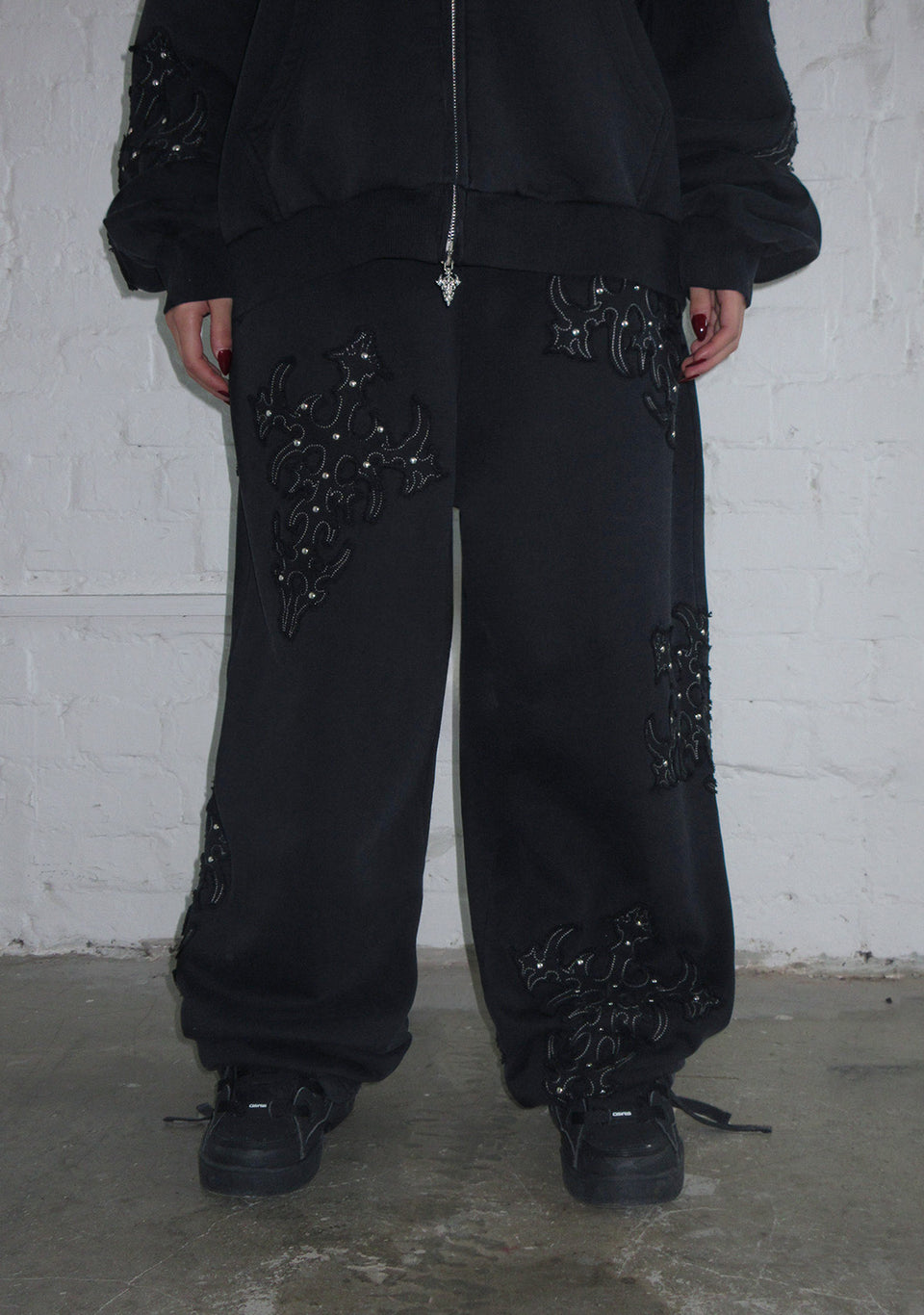 SINNER STUDDED OVERSIZED SWEATPANTS BLACK VINTAGE WASH
