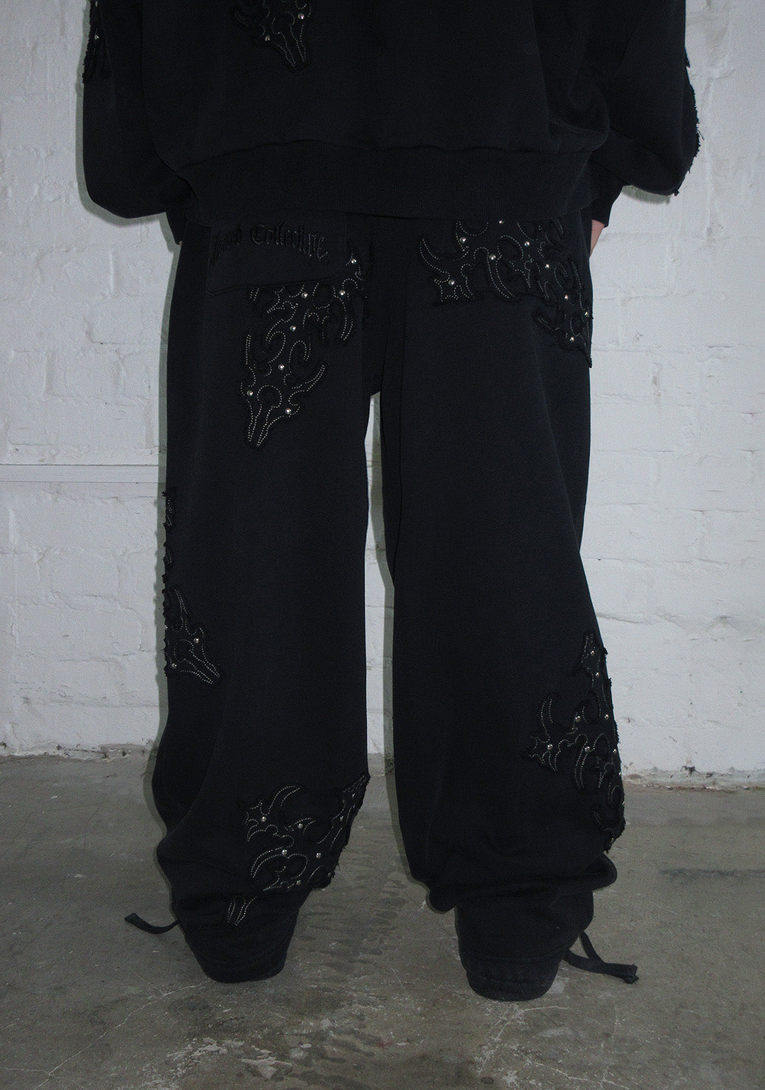 SINNER STUDDED OVERSIZED SWEATPANTS BLACK VINTAGE WASH