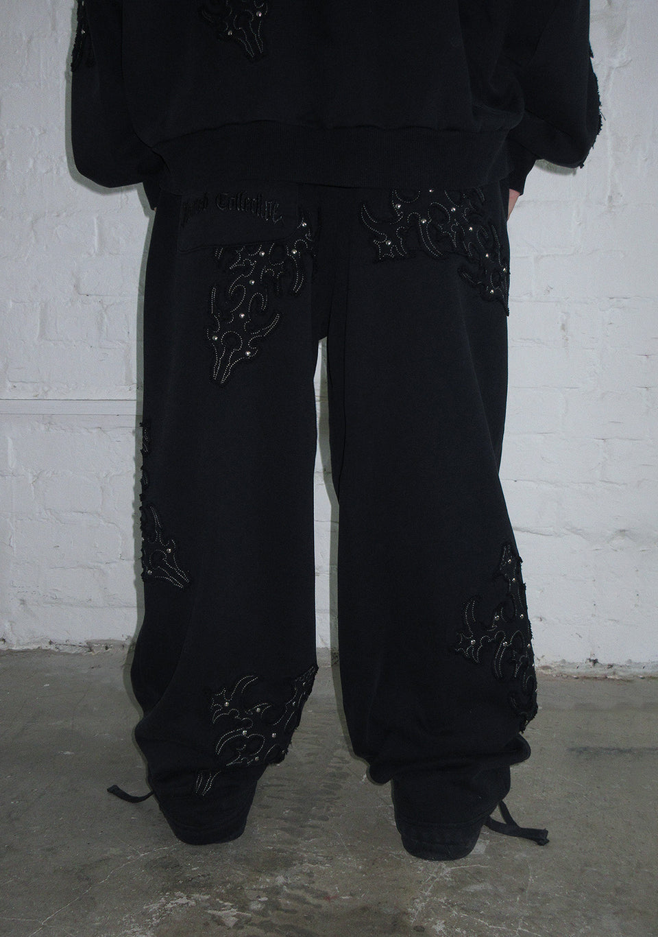 SINNER STUDDED OVERSIZED SWEATPANTS BLACK VINTAGE WASH