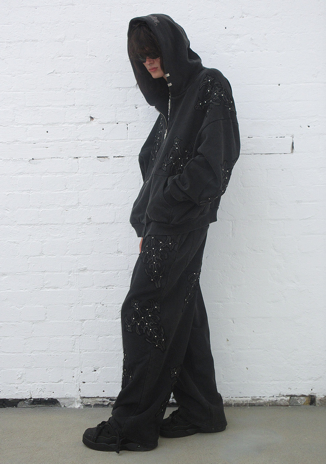 SINNER STUDDED OVERSIZED SWEATPANTS BLACK VINTAGE WASH