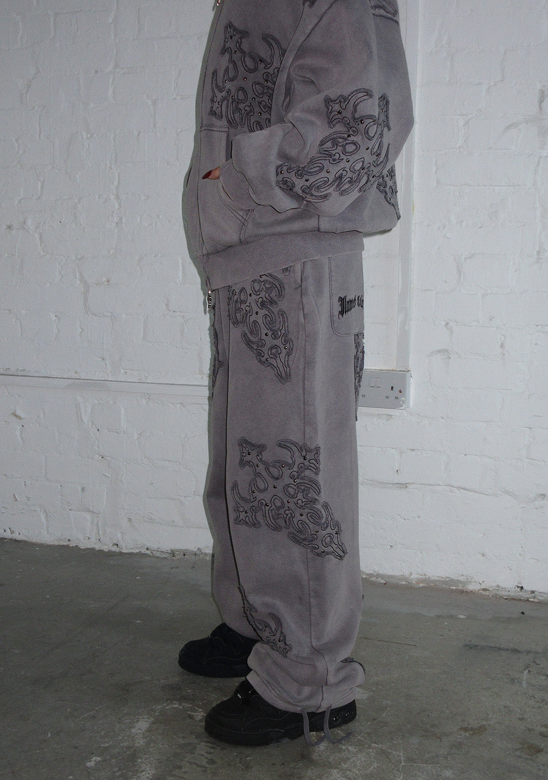 SINNER STUDDED OVERSIZED SWEATPANTS GREY VINTAGE WASH