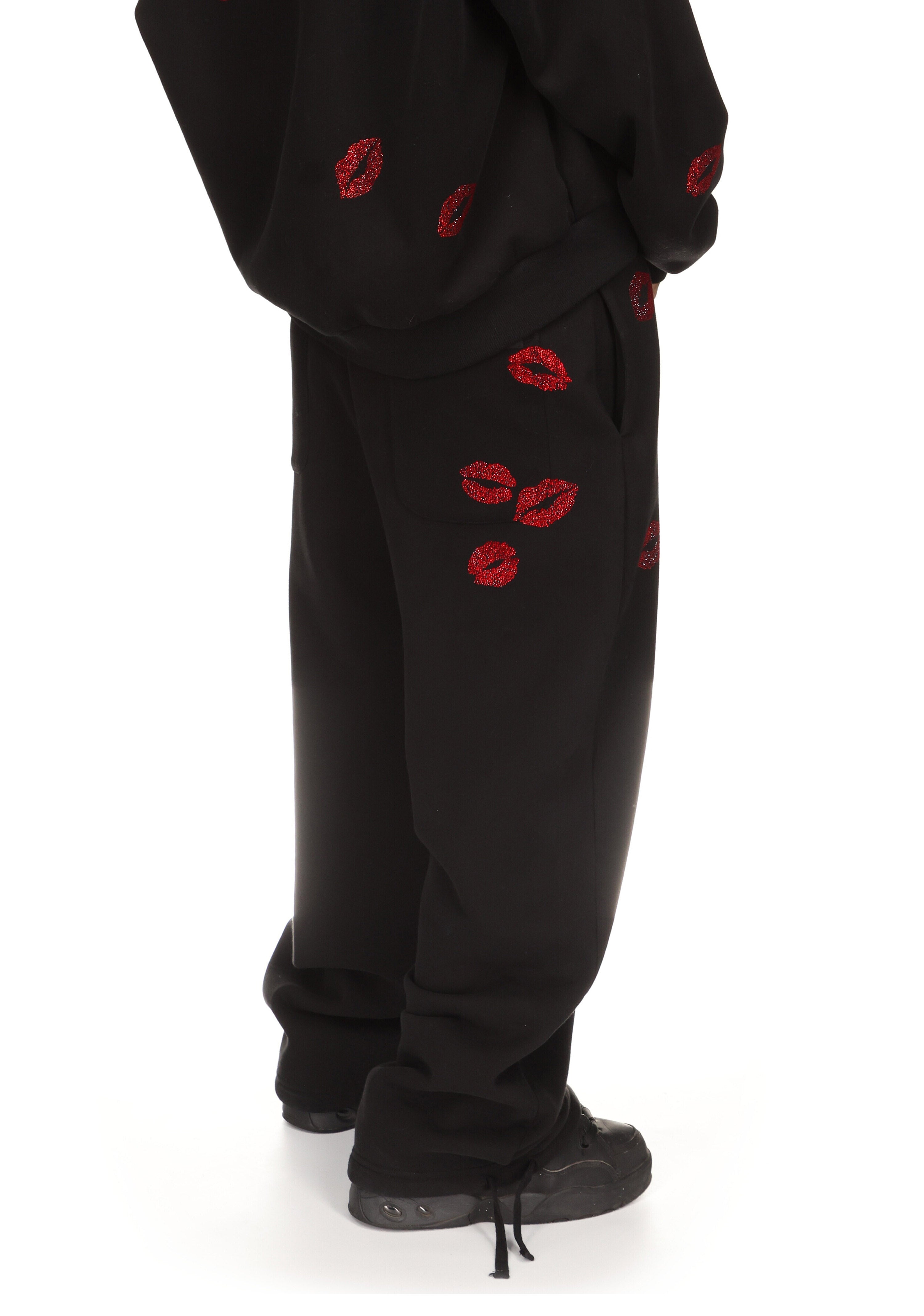 Tease Rhinestone Kiss Oversized Sweatpants Black – NAMED COLLECTIVE®
