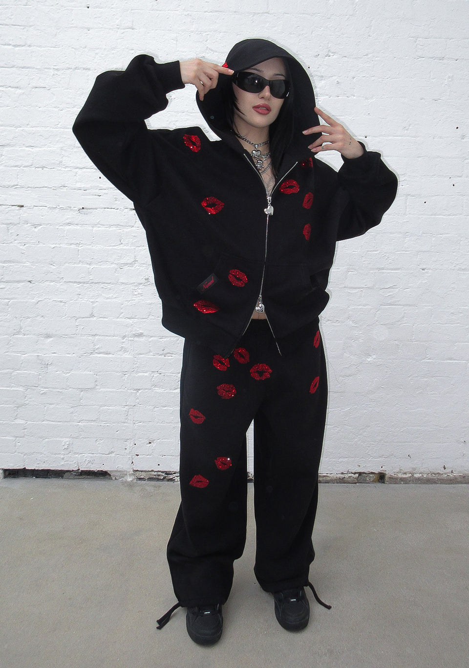 TEASE RHINESTONE KISS OVERSIZED SWEATPANTS BLACK