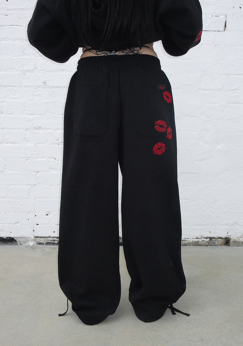 TEASE RHINESTONE KISS OVERSIZED SWEATPANTS BLACK