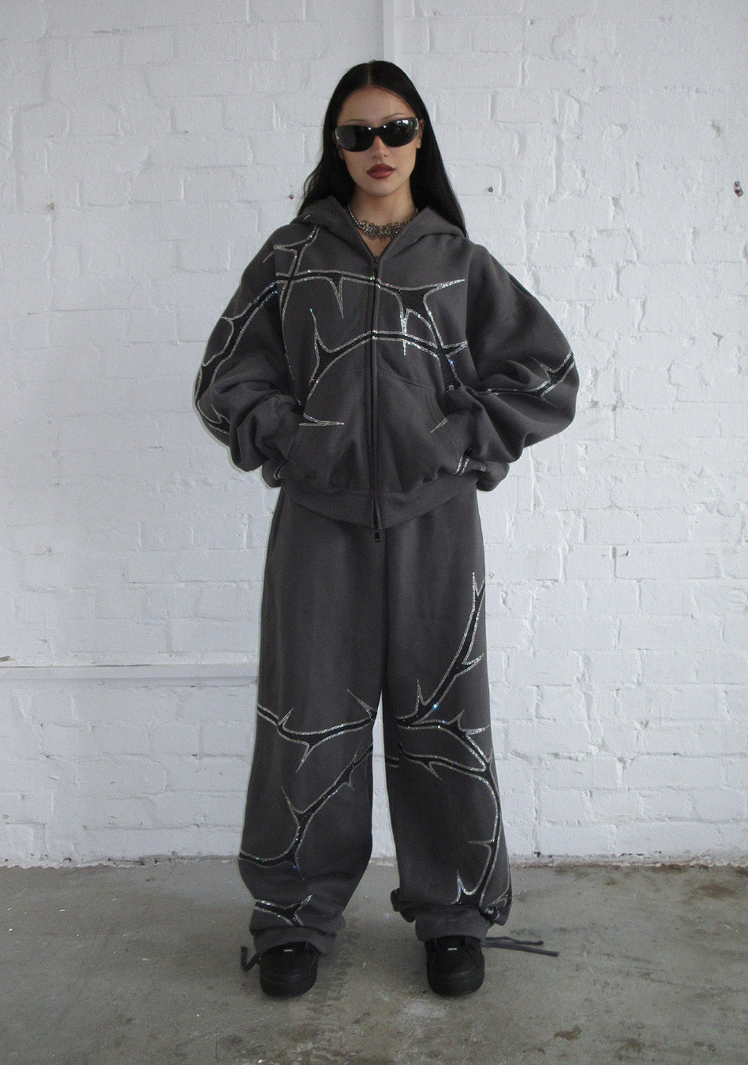 THORN RHINESTONE SWEATPANTS CHARCOAL
